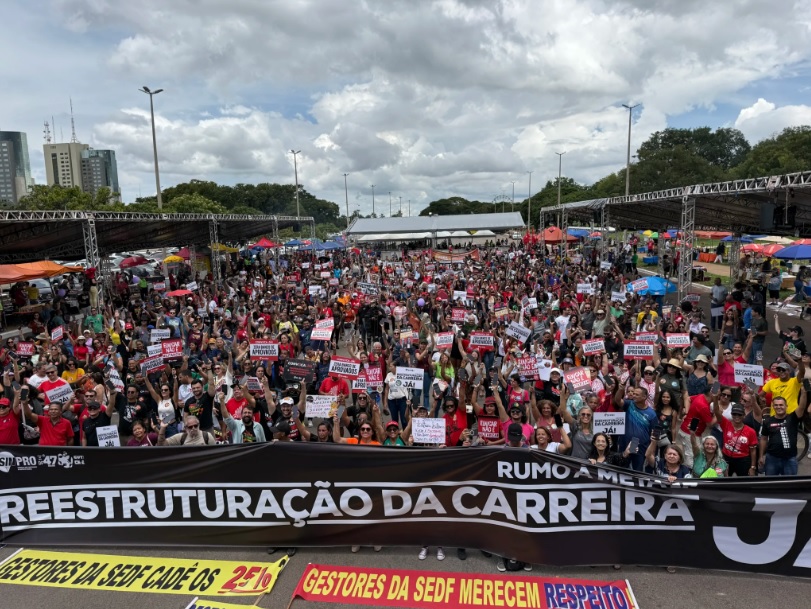 Professores vão às ruas em Brasília e intensificam pressão sobre o GDF por valorização e direitos